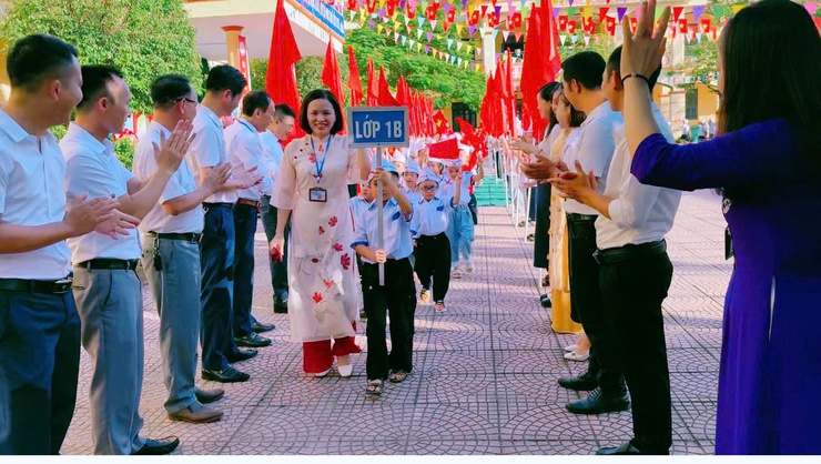 Đồng chí Chủ tịch UBND xã Phú Xuyên dự khai giảng tại Trường Tiểu học Hồng Thái- Ảnh 12.