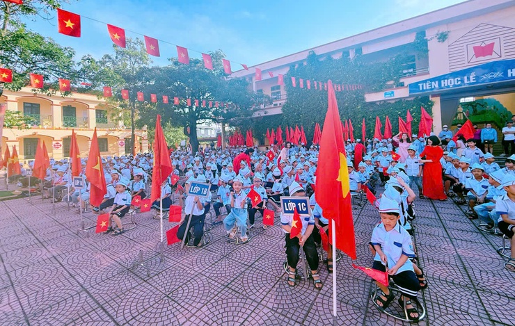 Đồng chí Chủ tịch UBND xã Phú Xuyên dự khai giảng tại Trường Tiểu học Hồng Thái- Ảnh 13.