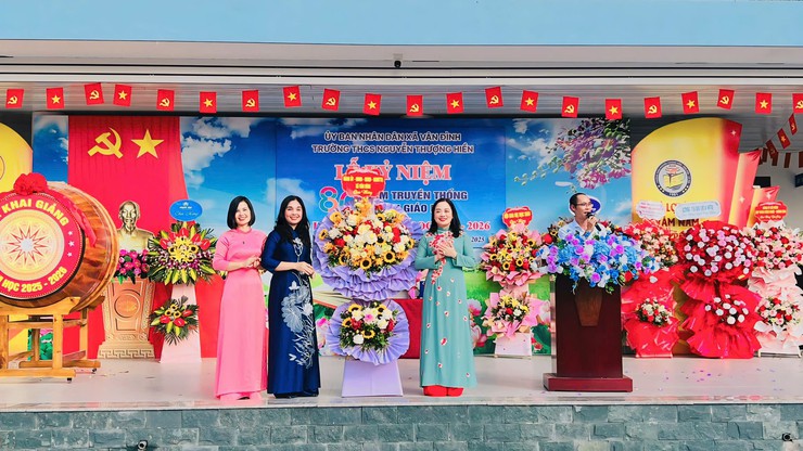 CÁC ĐỒNG CHÍ LÃNH ĐẠO XÃ VÂN ĐÌNH DỰ LỄ KHAI GIẢNG NĂM HỌC MỚI 2025 - 2026- Ảnh 1.