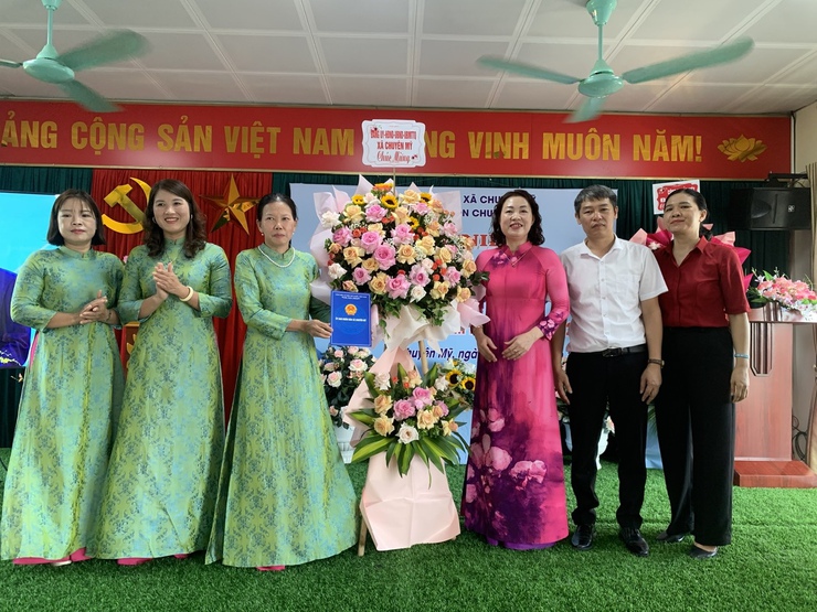 Các đồng chí lãnh đạo xã chúc mừng các trường học trên địa bàn nhân dịp Khai giảng năm học mới 2025-2026- Ảnh 6.