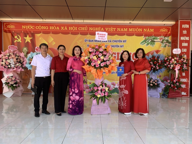 Các đồng chí lãnh đạo xã chúc mừng các trường học trên địa bàn nhân dịp Khai giảng năm học mới 2025-2026- Ảnh 2.