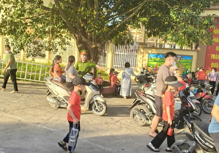 Công an xã Quảng Bị ra quân đảm bảo an ninh trật tự tại các trường học ngày khai giảng năm học 2025-2026- Ảnh 2.