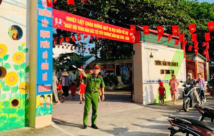 Công an xã Quảng Bị ra quân đảm bảo an ninh trật tự tại các trường học ngày khai giảng năm học 2025-2026- Ảnh 3.