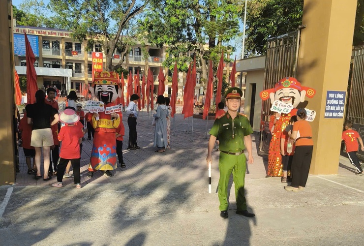 Công an xã Quảng Bị ra quân đảm bảo an ninh trật tự tại các trường học ngày khai giảng năm học 2025-2026- Ảnh 4.