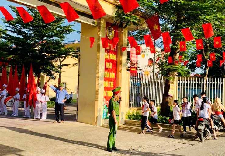 Công an xã Quảng Bị ra quân đảm bảo an ninh trật tự tại các trường học ngày khai giảng năm học 2025-2026- Ảnh 5.