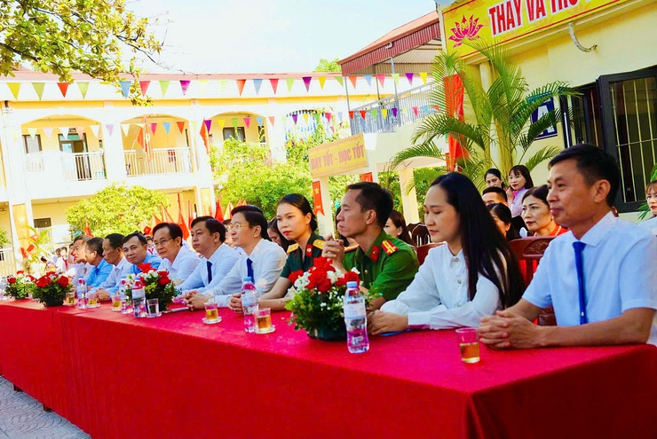 Đồng chí Nguyễn Hồng Phong – Phó Bí thư Thường trực Đảng ủy dự lễ khai giảng tặng hoa tại Trường Tiểu học Bê Tông- Ảnh 3.