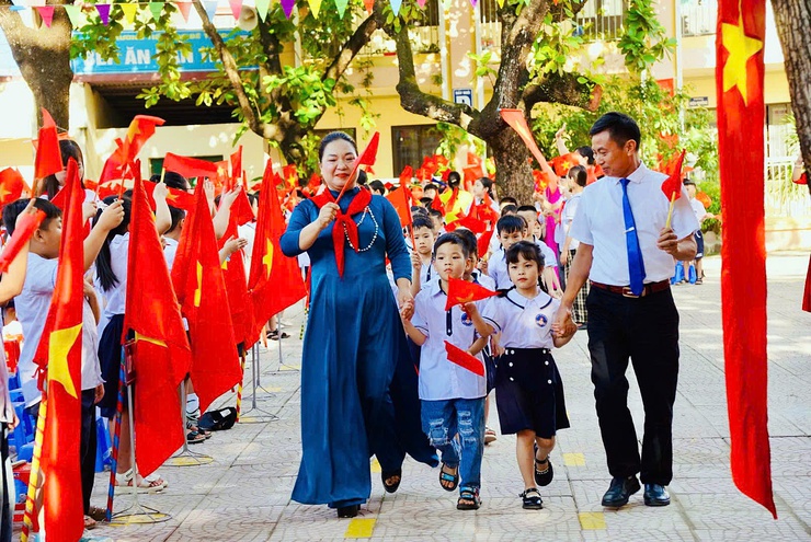 Đồng chí Nguyễn Hồng Phong – Phó Bí thư Thường trực Đảng ủy dự lễ khai giảng tặng hoa tại Trường Tiểu học Bê Tông- Ảnh 2.