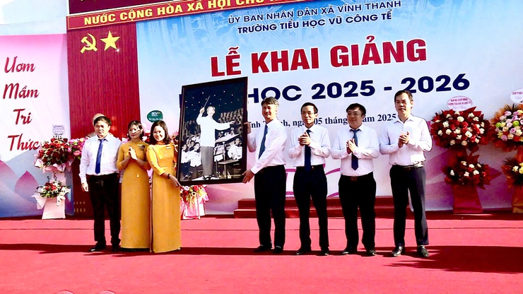 Trường Tiểu học Vũ Công Tể tưng bừng tổ chức Lễ khai giảng năm học mới 2025-2026- Ảnh 4.
