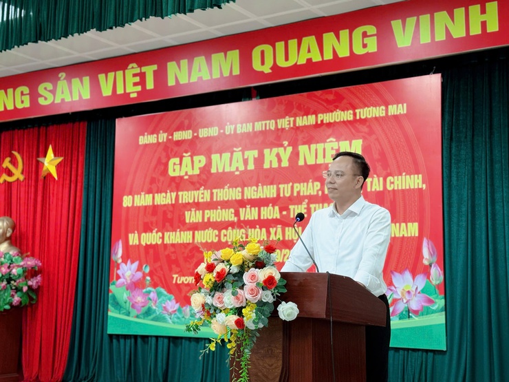 Phường Tương Mai tổ chức gặp mặt kỷ niệm 80 năm Ngày truyền thống của các ngành trong hệ thống cơ quan UBND Phường.- Ảnh 1.