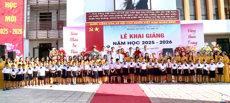 Trường Tiểu học Vũ Công Tể tưng bừng tổ chức Lễ khai giảng năm học mới 2025-2026- Ảnh 7.