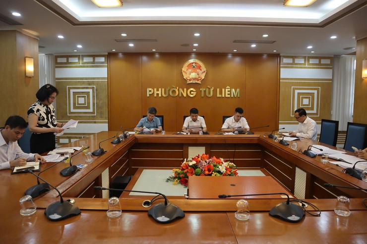 Tập thể Lãnh đạo UBND phường Từ Liêm họp thống nhất chỉ đạo một số nội dung theo thẩm quyền - Ảnh 1.