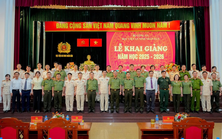 Bí thư Đảng ủy xã Tam Hưng Bùi Văn Sáng tặng hoa chúc mừng Học viện An ninh nhân dân nhân dịp khai giảng năm học mới- Ảnh 4.