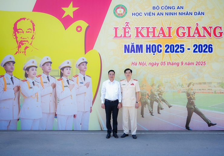 Bí thư Đảng ủy xã Tam Hưng Bùi Văn Sáng tặng hoa chúc mừng Học viện An ninh nhân dân nhân dịp khai giảng năm học mới- Ảnh 3.