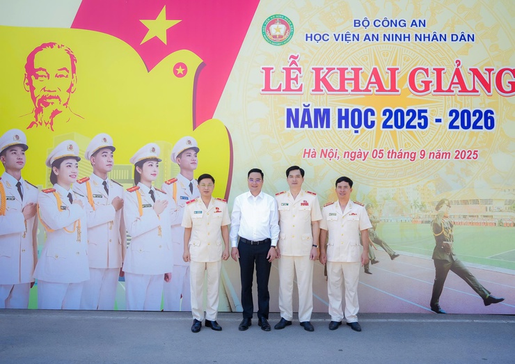Bí thư Đảng ủy xã Tam Hưng Bùi Văn Sáng tặng hoa chúc mừng Học viện An ninh nhân dân nhân dịp khai giảng năm học mới- Ảnh 2.