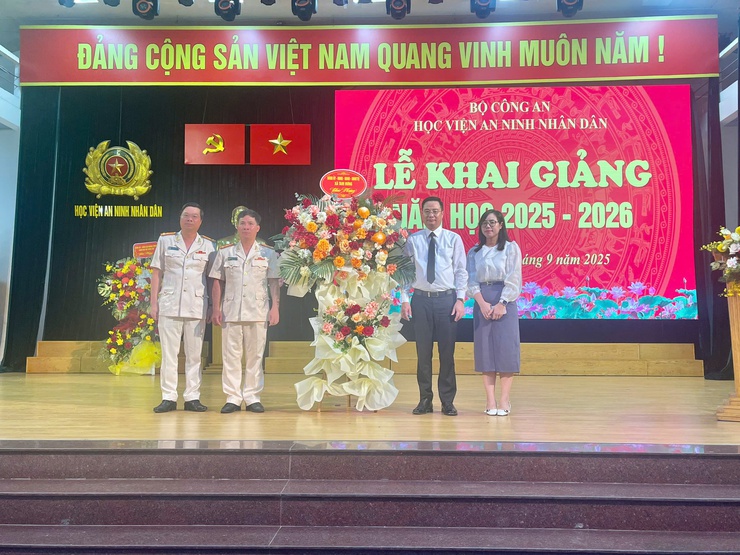 Bí thư Đảng ủy xã Tam Hưng Bùi Văn Sáng tặng hoa chúc mừng Học viện An ninh nhân dân nhân dịp khai giảng năm học mới- Ảnh 1.
