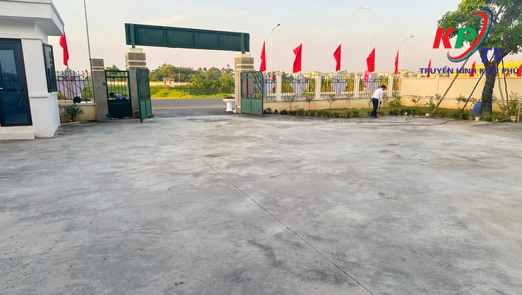 Đông đảo cán bộ, chuyên viên các ban Đảng và Văn phòng Đảng ủy xã Kiều Phú tổ chức vệ sinh môi trường tại công sở, nơi làm việc tạo cảnh quan xanh- sạch- đẹp.- Ảnh 12.