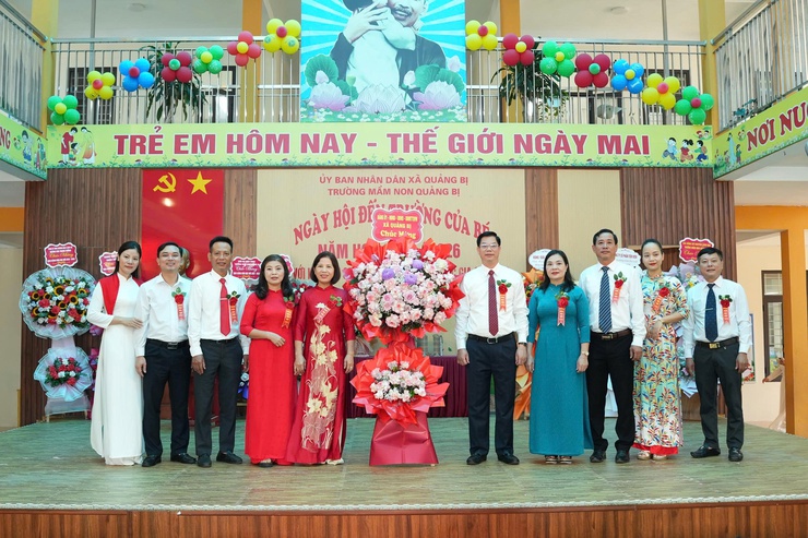 Đồng chí Nguyễn Trường Năng – Bí thư Đảng ủy, Chủ tịch HĐND xã Quảng Bị tặng hoa chúc mừng cán bộ, giáo viên, học sinh các trường Mầm Non, Tiểu học, THCS Quảng Bị nhân dịp khai giảng năm học mới- Ảnh 2.