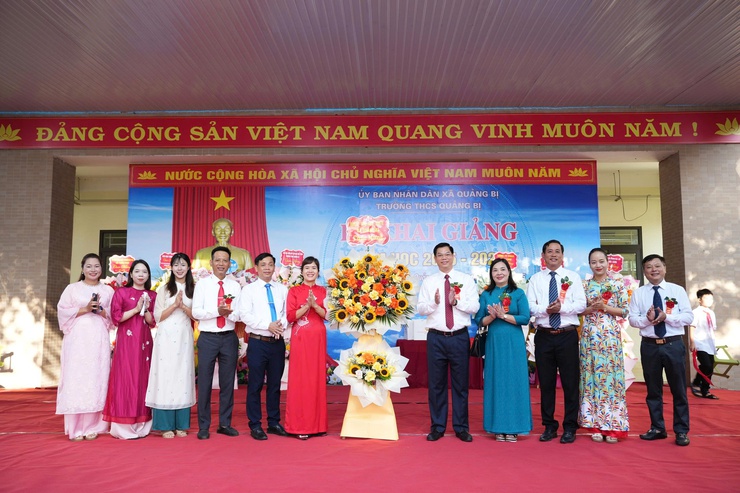 Đồng chí Nguyễn Trường Năng – Bí thư Đảng ủy, Chủ tịch HĐND xã Quảng Bị tặng hoa chúc mừng cán bộ, giáo viên, học sinh các trường Mầm Non, Tiểu học, THCS Quảng Bị nhân dịp khai giảng năm học mới- Ảnh 3.