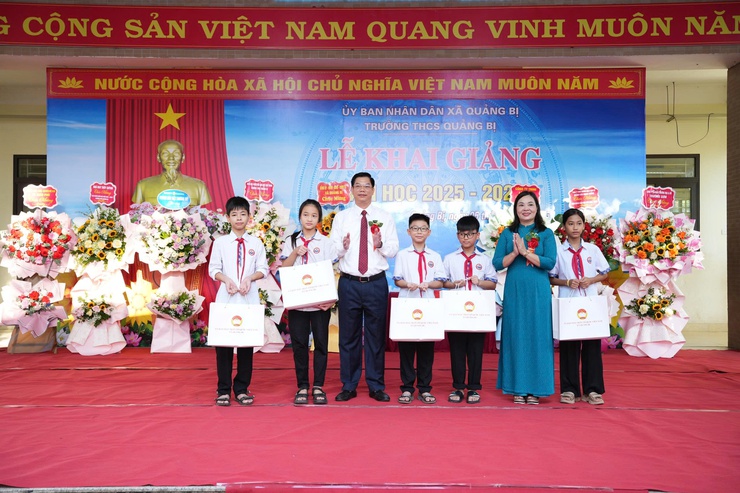 Đồng chí Nguyễn Trường Năng – Bí thư Đảng ủy, Chủ tịch HĐND xã Quảng Bị tặng hoa chúc mừng cán bộ, giáo viên, học sinh các trường Mầm Non, Tiểu học, THCS Quảng Bị nhân dịp khai giảng năm học mới- Ảnh 8.