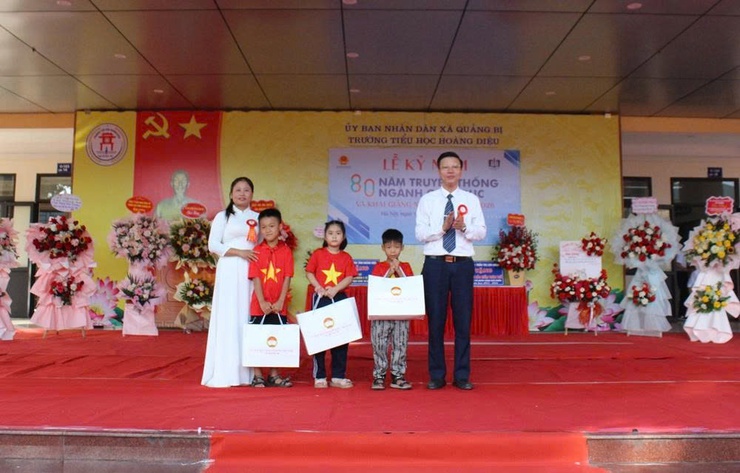 Đồng chí Phó chủ tịch Thường trực UBND xã Tống Văn Thái dự Lễ khai giảng tại trường Tiểu học Hoàng Diệu- Ảnh 5.