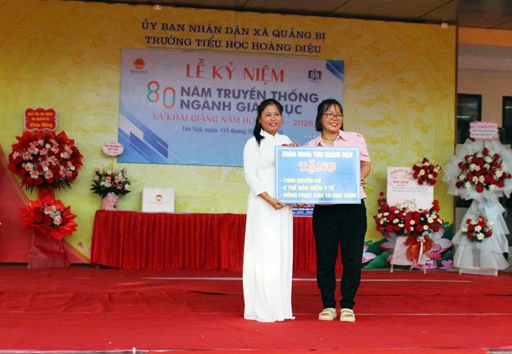 Đồng chí Phó chủ tịch Thường trực UBND xã Tống Văn Thái dự Lễ khai giảng tại trường Tiểu học Hoàng Diệu- Ảnh 7.
