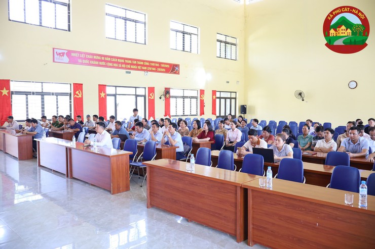 Xã Phú Cát tổ chức Hội nghị tập huấn công tác chuyển đổi số và ra quân hỗ trợ người dân thực hiện các dịch vụ công trực tuyến- Ảnh 1.