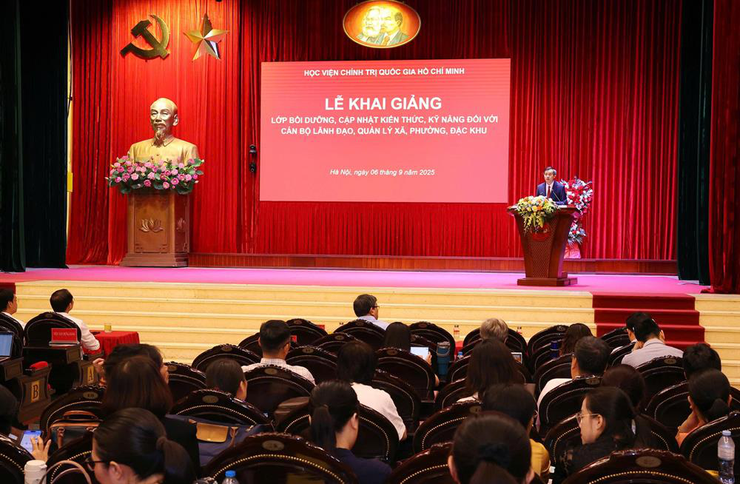 Khai giảng Lớp bồi dưỡng cập nhật kiến thức, kỹ năng đối với cán bộ lãnh đạo, quản lý xã, phường, đặc khu- Ảnh 1.
