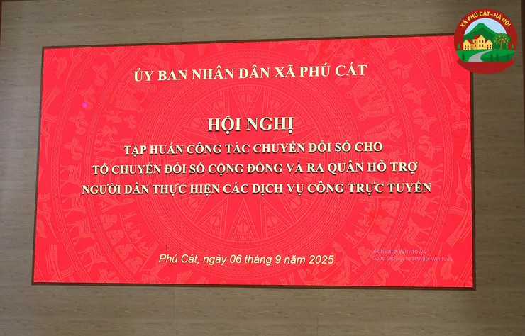 Xã Phú Cát tổ chức Hội nghị tập huấn công tác chuyển đổi số và ra quân hỗ trợ người dân thực hiện các dịch vụ công trực tuyến- Ảnh 2.