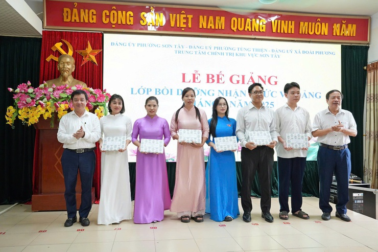 SƠN TÂY: 68 HỌC VIÊN HOÀN THÀNH LỚP BỒI DƯỠNG NHẬN THỨC VỀ ĐẢNG THÁNG 8 NĂM 2025- Ảnh 3.