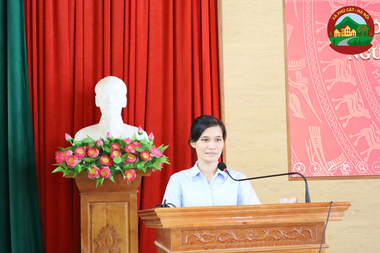 Xã Phú Cát tổ chức Hội nghị tập huấn công tác chuyển đổi số và ra quân hỗ trợ người dân thực hiện các dịch vụ công trực tuyến- Ảnh 3.