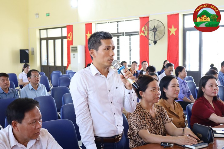 Xã Phú Cát tổ chức Hội nghị tập huấn công tác chuyển đổi số và ra quân hỗ trợ người dân thực hiện các dịch vụ công trực tuyến- Ảnh 4.