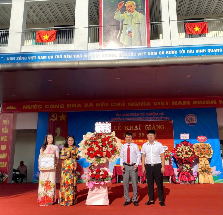 Hơn 15.700 học sinh Thuận An hân hoan chào đón năm học mới- Ảnh 5.