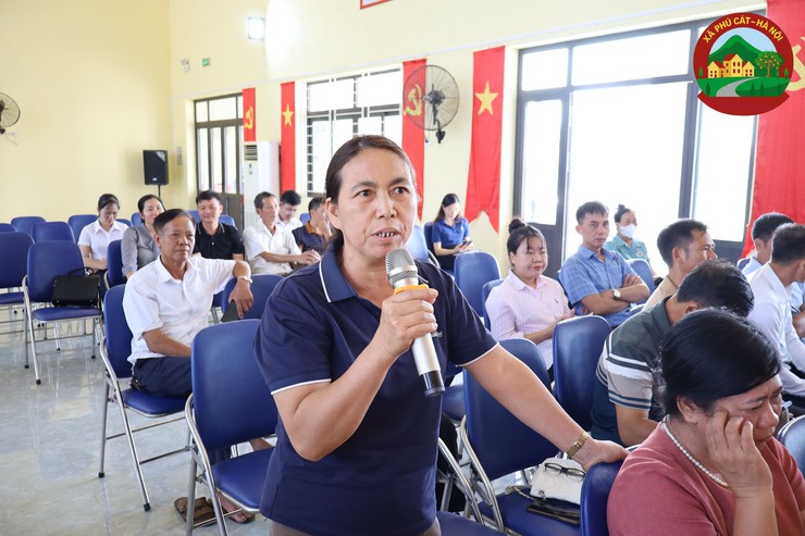 Xã Phú Cát tổ chức Hội nghị tập huấn công tác chuyển đổi số và ra quân hỗ trợ người dân thực hiện các dịch vụ công trực tuyến- Ảnh 5.