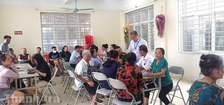 70% hộ gia đình trên địa bàn phường Phúc Lợi đã nhận quà tết Độc lập- Ảnh 1.