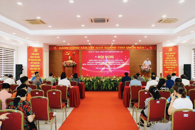 UBND phường Phúc Lợi triển khai tặng quà kỷ niệm 80 năm Cách mạng Tháng Tám, Quốc khánh 2/9- Ảnh 2.
