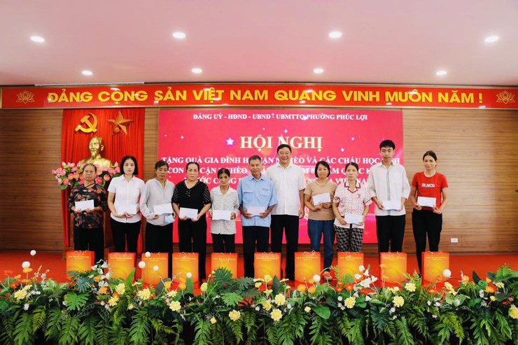 Tặng quà hộ cận nghèo, học sinh hộ cận nghèo nhân kỷ niệm 80 năm Quốc khánh 2/9- Ảnh 2.