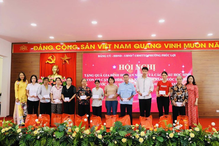 Tặng quà hộ cận nghèo, học sinh hộ cận nghèo nhân kỷ niệm 80 năm Quốc khánh 2/9- Ảnh 4.