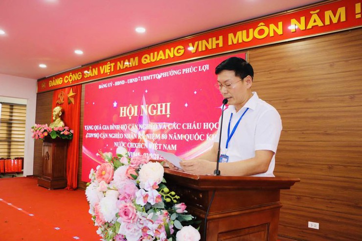 Tặng quà hộ cận nghèo, học sinh hộ cận nghèo nhân kỷ niệm 80 năm Quốc khánh 2/9- Ảnh 1.