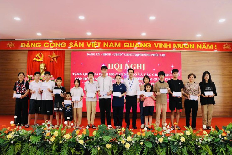 Tặng quà hộ cận nghèo, học sinh hộ cận nghèo nhân kỷ niệm 80 năm Quốc khánh 2/9- Ảnh 3.