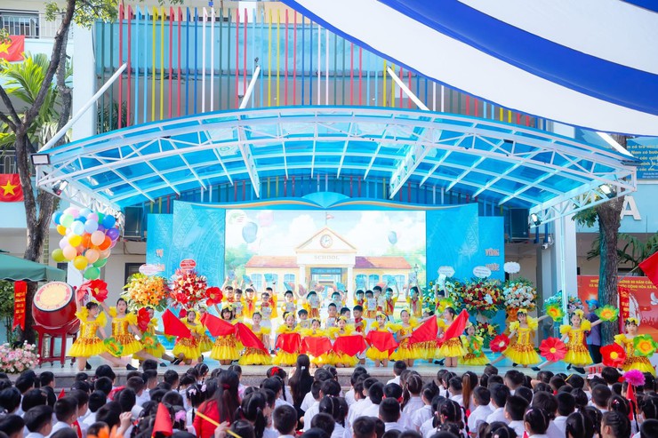 RỘN RÀNG NGÀY KHAI GIẢNG NĂM HỌC 2025 – 2026: TIẾP BƯỚC TRONG KỶ NGUYÊN VƯƠN MÌNH CỦA ĐẤT NƯỚC- Ảnh 4.