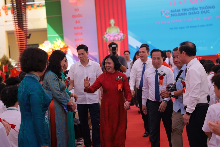 TRANG TRỌNG VÀ Ý NGHĨA TRONG LỄ KỶ NIỆM 80 NĂM TRUYỀN THỐNG NGÀNH GIÁO DỤC VÀ KHAI GIẢNG NĂM HỌC 2025-2026- Ảnh 2.