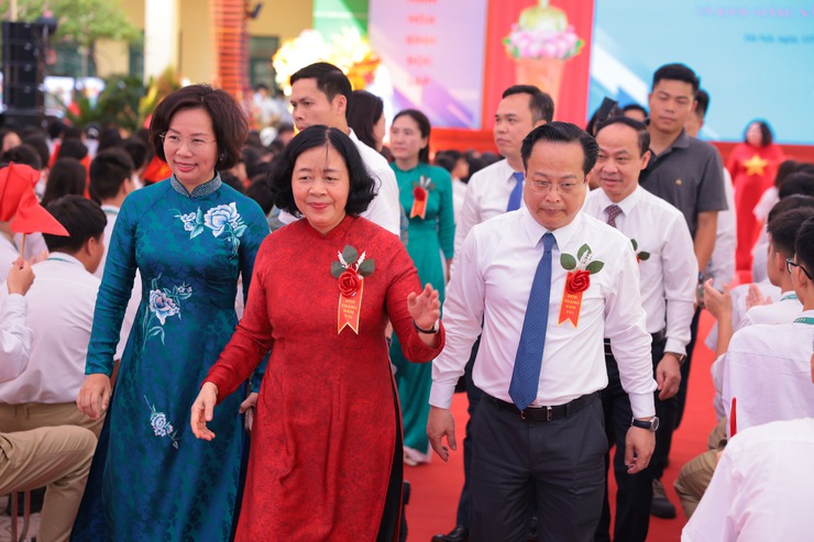 TRANG TRỌNG VÀ Ý NGHĨA TRONG LỄ KỶ NIỆM 80 NĂM TRUYỀN THỐNG NGÀNH GIÁO DỤC VÀ KHAI GIẢNG NĂM HỌC 2025-2026- Ảnh 4.