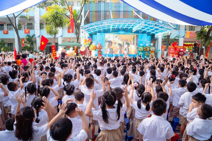 RỘN RÀNG NGÀY KHAI GIẢNG NĂM HỌC 2025 – 2026: TIẾP BƯỚC TRONG KỶ NGUYÊN VƯƠN MÌNH CỦA ĐẤT NƯỚC- Ảnh 5.