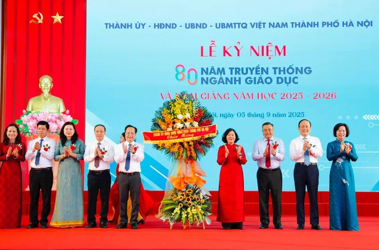 TRANG TRỌNG VÀ Ý NGHĨA TRONG LỄ KỶ NIỆM 80 NĂM TRUYỀN THỐNG NGÀNH GIÁO DỤC VÀ KHAI GIẢNG NĂM HỌC 2025-2026- Ảnh 1.