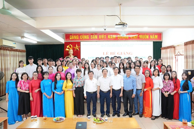 SƠN TÂY: 68 HỌC VIÊN HOÀN THÀNH LỚP BỒI DƯỠNG NHẬN THỨC VỀ ĐẢNG THÁNG 8 NĂM 2025- Ảnh 1.