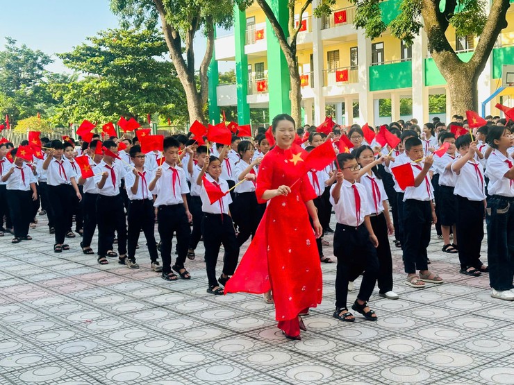 Hơn 15.700 học sinh Thuận An hân hoan chào đón năm học mới- Ảnh 9.