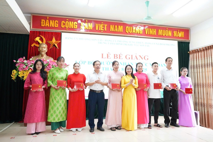 SƠN TÂY: 68 HỌC VIÊN HOÀN THÀNH LỚP BỒI DƯỠNG NHẬN THỨC VỀ ĐẢNG THÁNG 8 NĂM 2025- Ảnh 2.