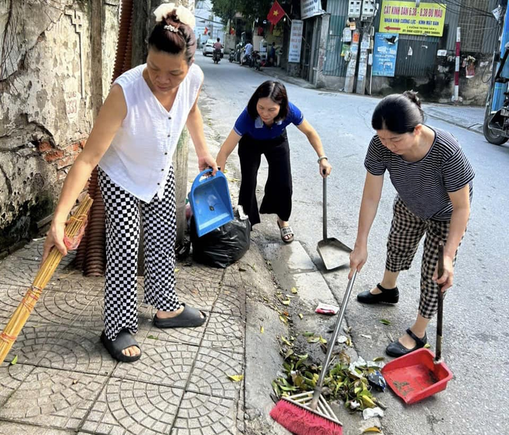 Phụ nữ phường Phương Liệt đảm bảo vệ sinh môi trường “Sáng - Xanh - Sạch - Đẹp” trong từng ngõ phố- Ảnh 2.