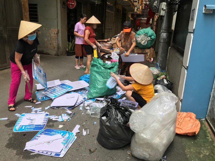 Phụ nữ phường Phương Liệt đảm bảo vệ sinh môi trường “Sáng - Xanh - Sạch - Đẹp” trong từng ngõ phố- Ảnh 4.