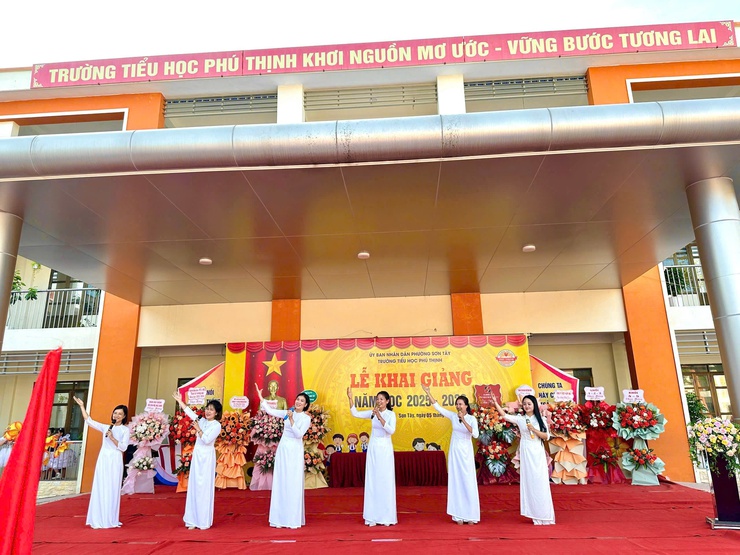 Sơn Tây tưng bừng khai giảng năm học mới 2025-2026- Ảnh 5.